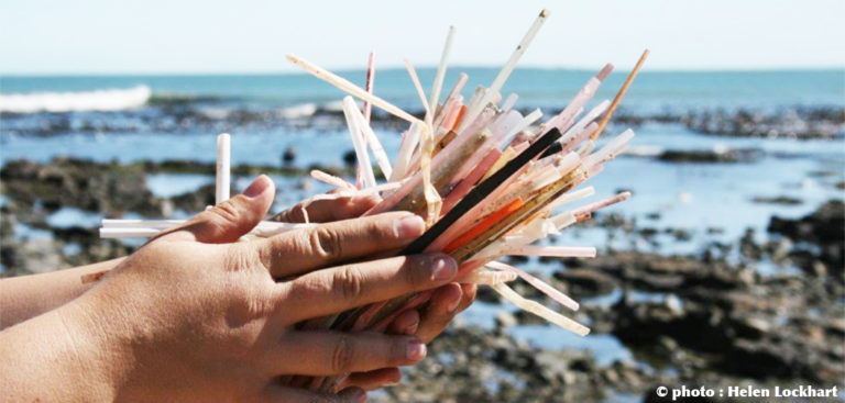 Les pailles jetables, un symbole de la lutte contre le plastique